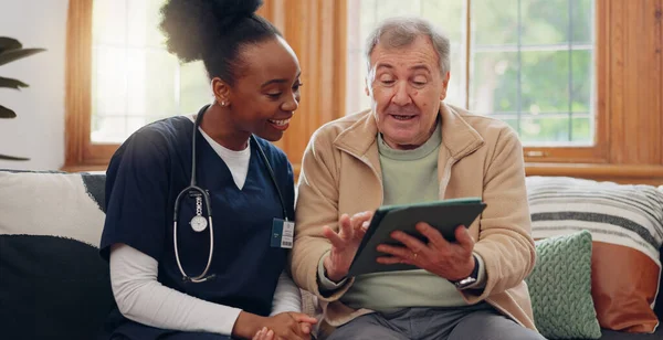 Ältere Menschen Mann Und Krankenschwester Mit Tablet Für Beratung Medizinische — Stockfoto