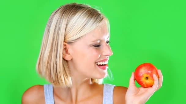 Gesicht Glückliche Frau Und Apfel Auf Der Grünen Leinwand Für — Stockvideo