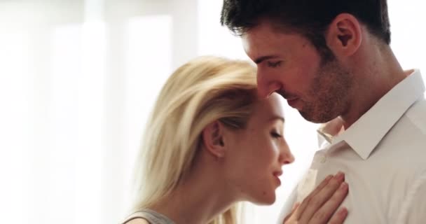 Huis Intiem Koppel Met Liefde Huwelijk Geluk Met Romantiek Relatie — Stockvideo