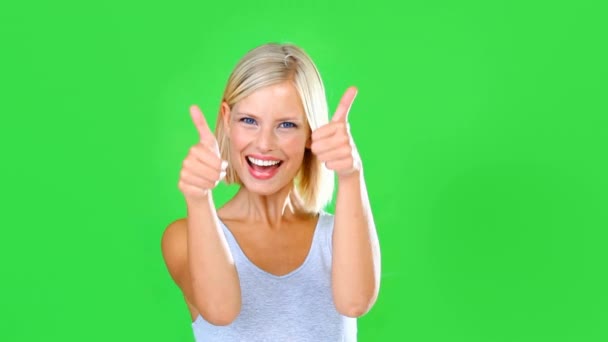 Yeşil Ekran Mutlu Kadın Baş Parmaklar Için Yüz Başarı Stüdyo — Stok video