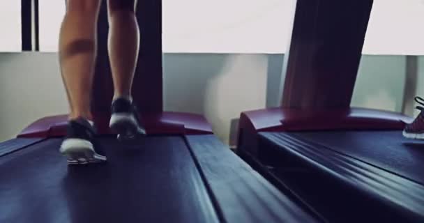 Πόδια Γυμναστήριο Και Άτομα Που Τρέχουν Στο Διάδρομο Για Προπόνηση — Αρχείο Βίντεο