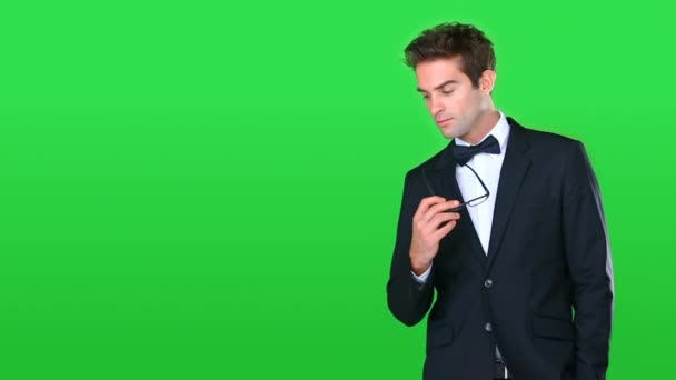 Uomo Smoking Occhiali Pensiero Sullo Schermo Verde Cravatta Nera Moda — Video Stock