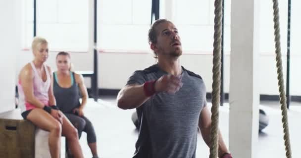 Fitness Bodybuilder Och Man Klättra Rep För Motion Tyngdlyftning Och — Stockvideo
