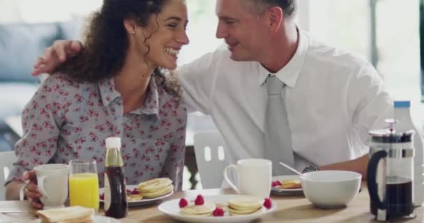 Haus Frühstück Und Senior Paar Mit Liebe Lächeln Und Entspannen — Stockvideo