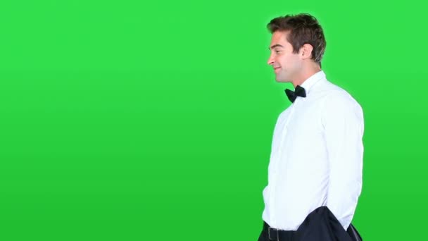 スタジオの背景に広告するためのファッション スタイル 自信を持つハッピーマン スーツ グリーンスクリーン フェイス モデル フォーマルシャツ ボーティー モックアップスペースでの豪華さ — ストック動画