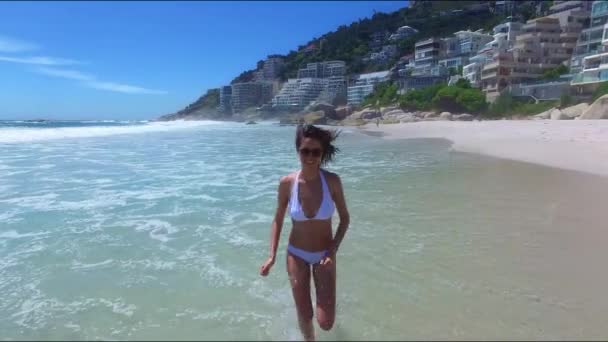 Top Uitzicht Strand Vrouw Met Vakantie Oceaan Vrijheid Met Avontuur — Stockvideo