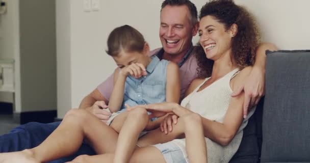 Σπίτι Αστείο Και Την Οικογένεια Έναν Καναπέ Την Ευτυχία Και — Αρχείο Βίντεο