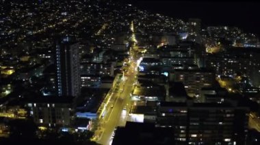 Şehir, gece cadde ve seyahat, ulaşım ya da ticari binalar için insansız hava aracının ışıkları. Trafik, yol ve gökdelen mimarisi. Şehir içinde hareket var..