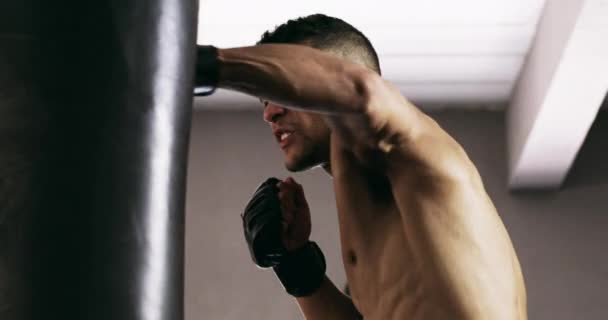 Boxe Saco Perfuração Lutador Homem Ginásio Para Exercício Como Esporte — Vídeo de Stock