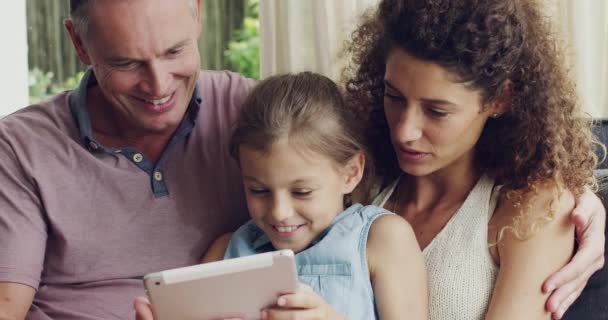 微笑和家庭与平板电脑 互联网和连接网站信息 结合和社交媒体 快乐的父母 父母与女孩在一起 孩子与科技与爱情在一起 在网上 — 图库视频影像