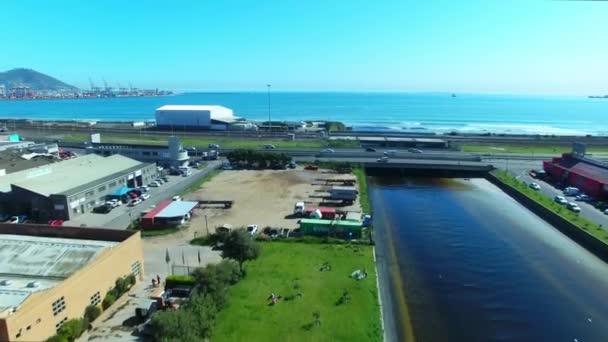 Drone Miasto Kanał Samochodami Autostradzie Nawadniania Wody Połączenie Rzeki Morzem — Wideo stockowe