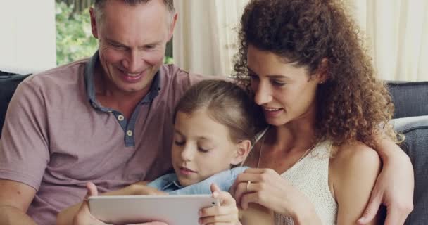 放松和家庭与平板 幸福和与发展 结合和社交媒体的联系 快乐的父母 父母与女孩在一起 游戏和科技与网上阅读或电子学习 — 图库视频影像