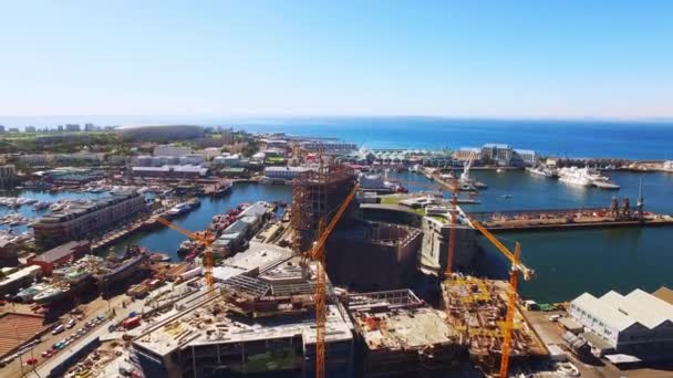 Výstavba Dron Průmyslové Město Oceánem Pro Rekreační Nebo Rekreační Místo — Stock video