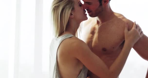 Otthon Csók Pár Szeretettel Intimitás Romantika Kapcsolat Kötődés Együtt Nászút — Stock videók
