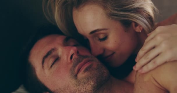 Haus Nacht Und Paar Mit Kuss Intimität Und Romantik Mit — Stockvideo