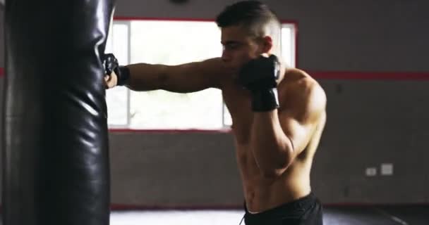 Coup Pied Boxe Entraînement Combattant Homme Dans Salle Gym Pour — Video