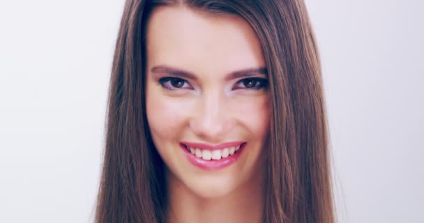 Maquillaje Cara Estudio Mujer Feliz Guiño Para Bienestar Piel Tratamiento — Vídeo de stock