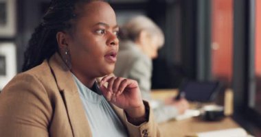 Siyahi kadın, iş fikirleri ve yazı raporlarıyla, konsantrasyon ve problem çözme ile ilgili bilgilerle düşünüyor. Proje, araştırma ve analiz için kurumsal çözüm, planlama ve ilham.