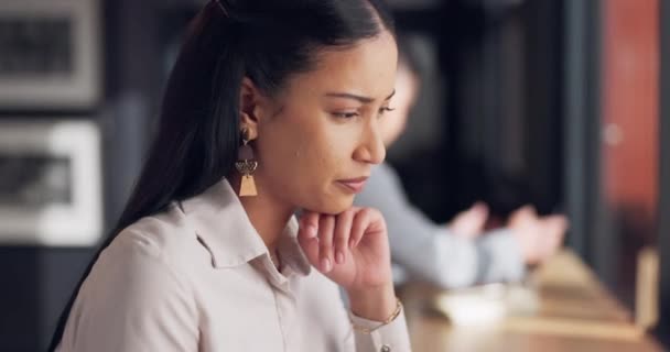 Mujer Pensando Cafetería Con Ideas Negocios Lectura Concentración Revisar Información — Vídeos de Stock