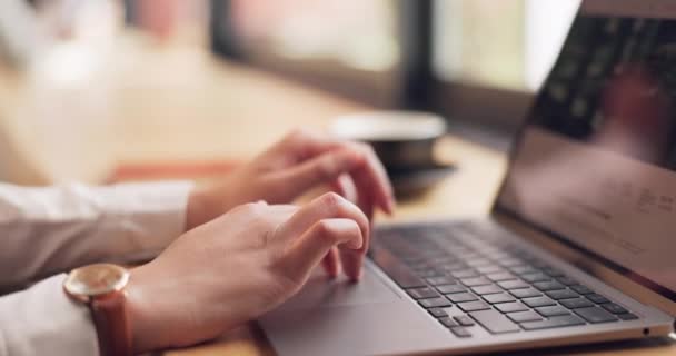 Laptop Ręce Przewijanie Przy Biurku Biurze Pracując Nad Badaniami Czytaniem — Wideo stockowe