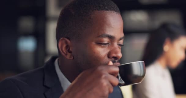 Affärer Tänkande Och Svart Man Med Kaffe Kontoret För Brainstorming — Stockvideo