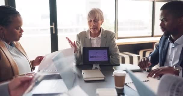 Ekran Adamları Tabletli Bir Lider Çizelgeler Bağlantı Koçluk Borsa Ile — Stok video