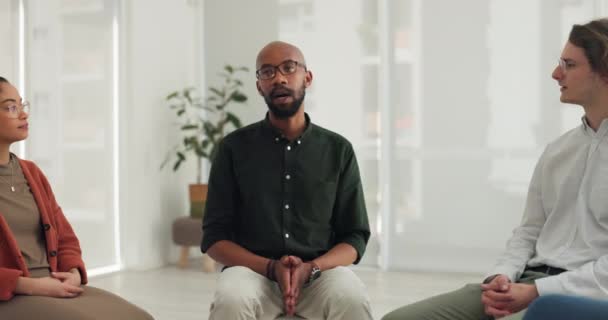 Mluvící Terapeut Černoch Okruh Lidí Plánujících Poslouchajících Brainstorming Komunitní Wellness — Stock video