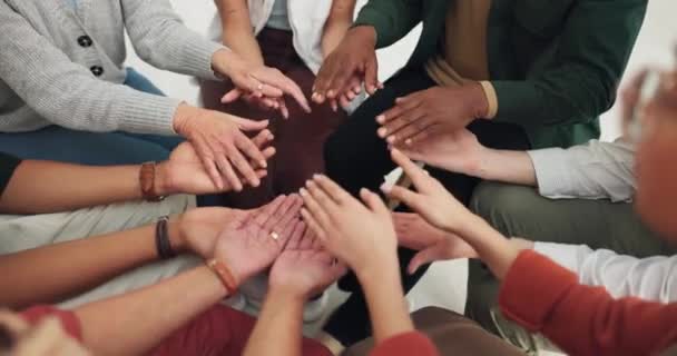 Yardım Ele Tutuşmak Umut Empati Inançla Terapide Çeşitlilik Gösteren Insanlar — Stok video