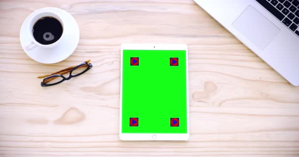 Tablet Tela Verde Fundo Mesa Escritório Para Marketing Design Site — Vídeo de Stock