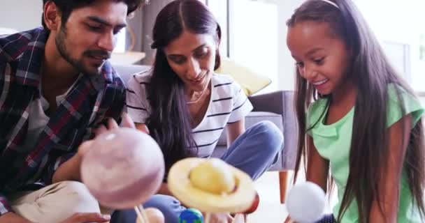 Ebeveynler Çocuk Bilim Projeleri Evde Eğitim Güneş Sistemi Aile Modeline — Stok video