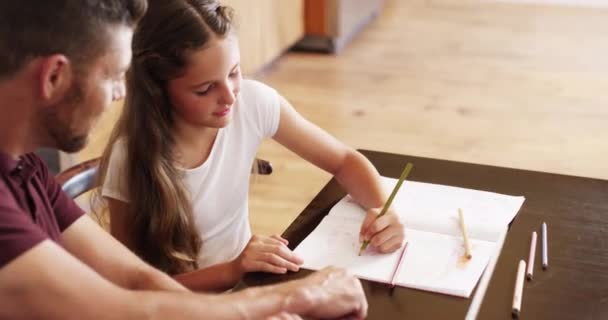 Vader Kind Tekenen Papier Samen Kleuren Voor Leuke Activiteiten Hechting — Stockvideo