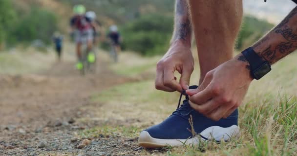 Sapatos Mãos Homens Natureza Para Correr Treinar Treinar Com Amigos — Vídeo de Stock