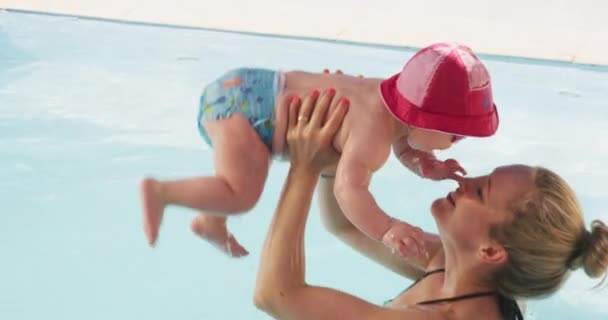 Jugar Sonreír Mamá Con Piscina Del Bebé Para Cuidado Vínculo — Vídeo de stock