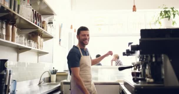 Glück Coffeeshop Service Und Barista Mann Café Kellner Oder Server — Stockvideo