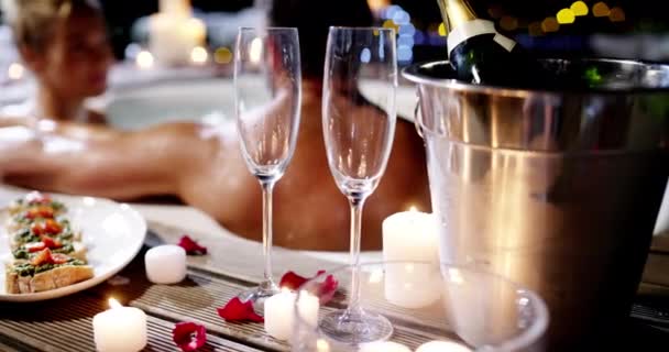 발렌타인 날짜에 샴페인 이야기 로맨틱 파트너 사람들은 알코올 화염과 자쿠지에서 — 비디오