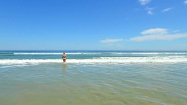 Plaj, seyahat ve yaz tatili, macera ya da doğada tatil yapan bir kadın. Su, özgürlük ve genç bir bayanın sırtı ve tropik bir hafta sonu gezisinde okyanus cennetinde yüzmek.