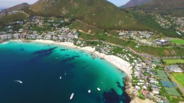 Manzara, okyanus ve deniz manzarası, özgürlük ya da yaz tatili konumu, eğlence ya da tatil. İnsansız hava aracı, seyahat ve Cape Town yukarıdan macera, cennet ya da Güney Afrika manzaralı bir yolculuk için.