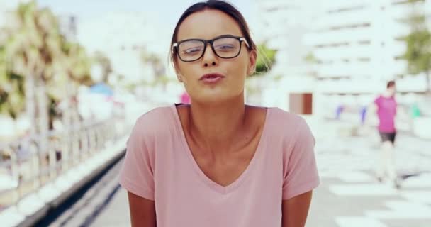 Twarz Pocałunek Powietrza Szczęśliwa Kobieta Mieście Wakacjach Wakacjach Letnich Lub — Wideo stockowe