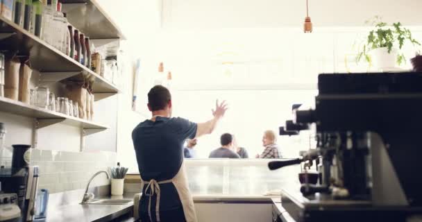 Кофейня Скрещенные Руки Счастливый Бариста Официант Сервер Улыбки Кафе Закусочной — стоковое видео
