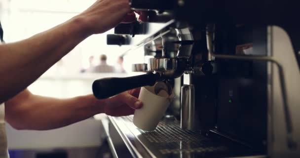 Kávéfőző Kávéfőző Pultos Kávézóban Reggeli Koffeinitalt Lattét Vagy Eszpresszót Készítenek — Stock videók