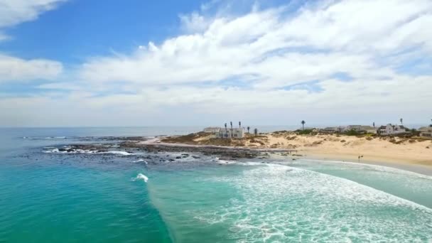 Пляж Дрон Море Путешествий Пейзаж Серфинг Волнами Отдыхе Панорамным Видом — стоковое видео