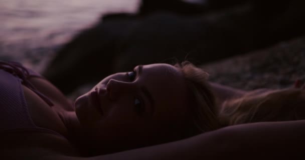 Playa Noche Cara Mujer Tumbada Bikini Océano Con Libertad Escalofriante — Vídeos de Stock