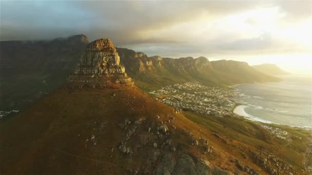 Drona Lotnicza Wybrzeże Górskie Oceaniczne Zachodzie Słońca Lions Głowy Kapsztadzie — Wideo stockowe