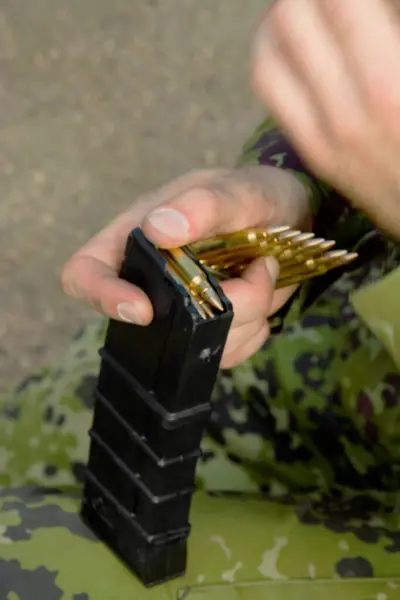 Geweer Soldatenhanden Kogels Voor Buiten Met Militaire Training Strijd Conflict — Stockfoto