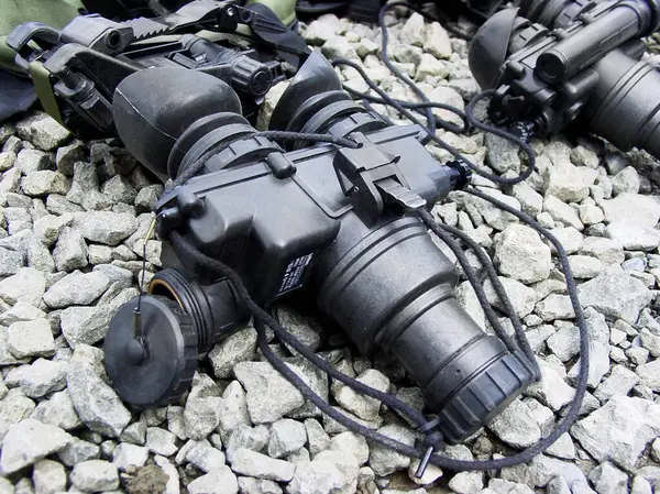 夜视镜 军事装备和来自上方的监视 用于作战训练或任务 用石头在地面上进行战术性秘密行动特写的战争 军队装备或眼镜 — 图库照片