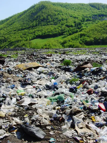 気候変動の危険性として緑の山に対する自然のゴミの汚染 廃棄物または拒否 地球温暖化 違法ダンプや埋立地の環境に有毒 — ストック写真