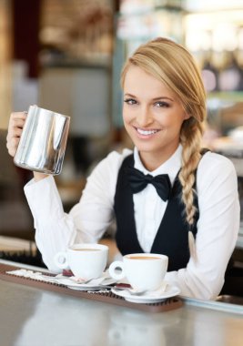 Kahve, kahve ve zarif bir restoranda garson kadın portresi. Etkinlik veya akşam yemeği. Mutlu, gülümseyen ve Avustralyalı genç kadın kâhya lüks bir partide latte ya da cappuccino yapıyor.