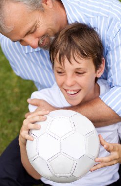 Mutlu, oyun oynayan, çocuklu bir baba, futbol, oyun ve arka bahçede bir yarışma. Gülümse, gül ve bir baba ya da bir adam ve çocuk futbol antrenmanı, spor ya da bir bahçede spor yapmak için.