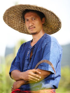 Asyalı adam, portre ve hasır şapkalı çiftçi tarlasında tarım, buğday ya da hasat için doğada pirinç tarlası. Profesyonel hasat, mahsul ya da doğal arazi için çiftlikte çapraz kollu erkek ya da Taylandlı..
