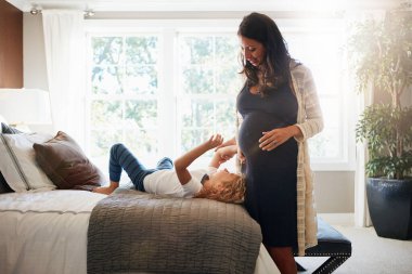 Mutlu aile yatak odası, hamile kadın ve çocuk karnına, karnına ya da karnına dokunuyor. Bebek bakımı, gelişim ya da doğum için. Anne, genç kız ve çocuk yaşam büyümesini, hamileliğini ya da yataktaki hareketlerini kontrol edin..